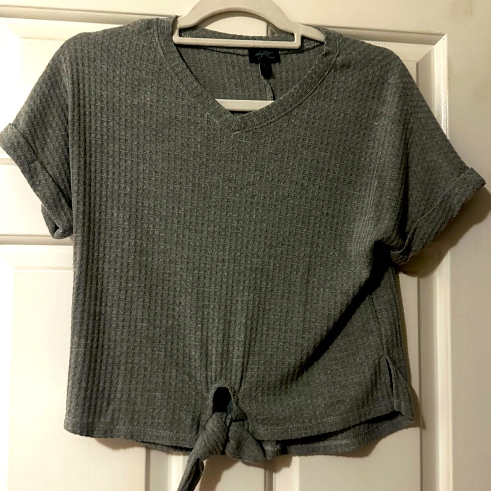 BUCKLE - Daytrip Youth Waffle tie front shirt in gray. Youth size Small